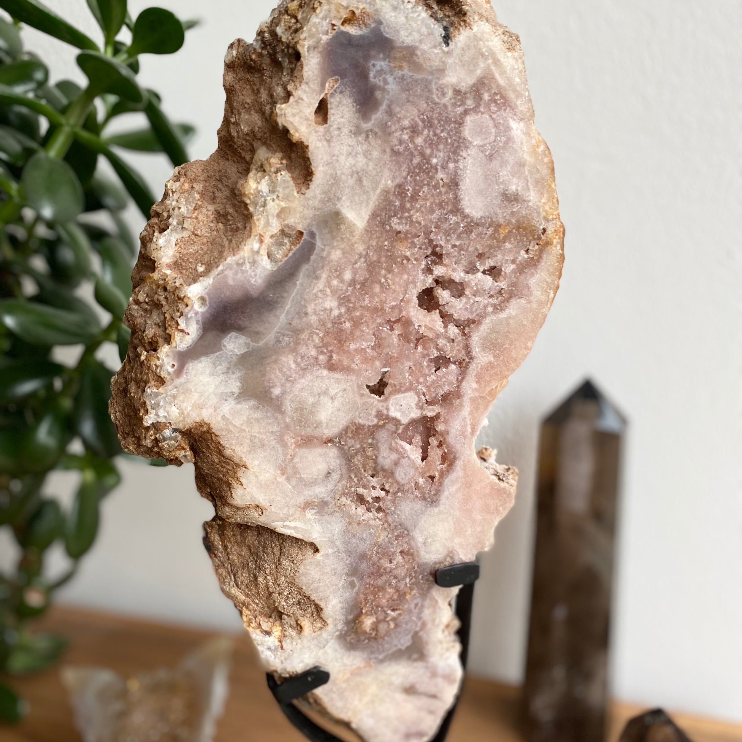 Pink Amethyst Slab auf Ständer