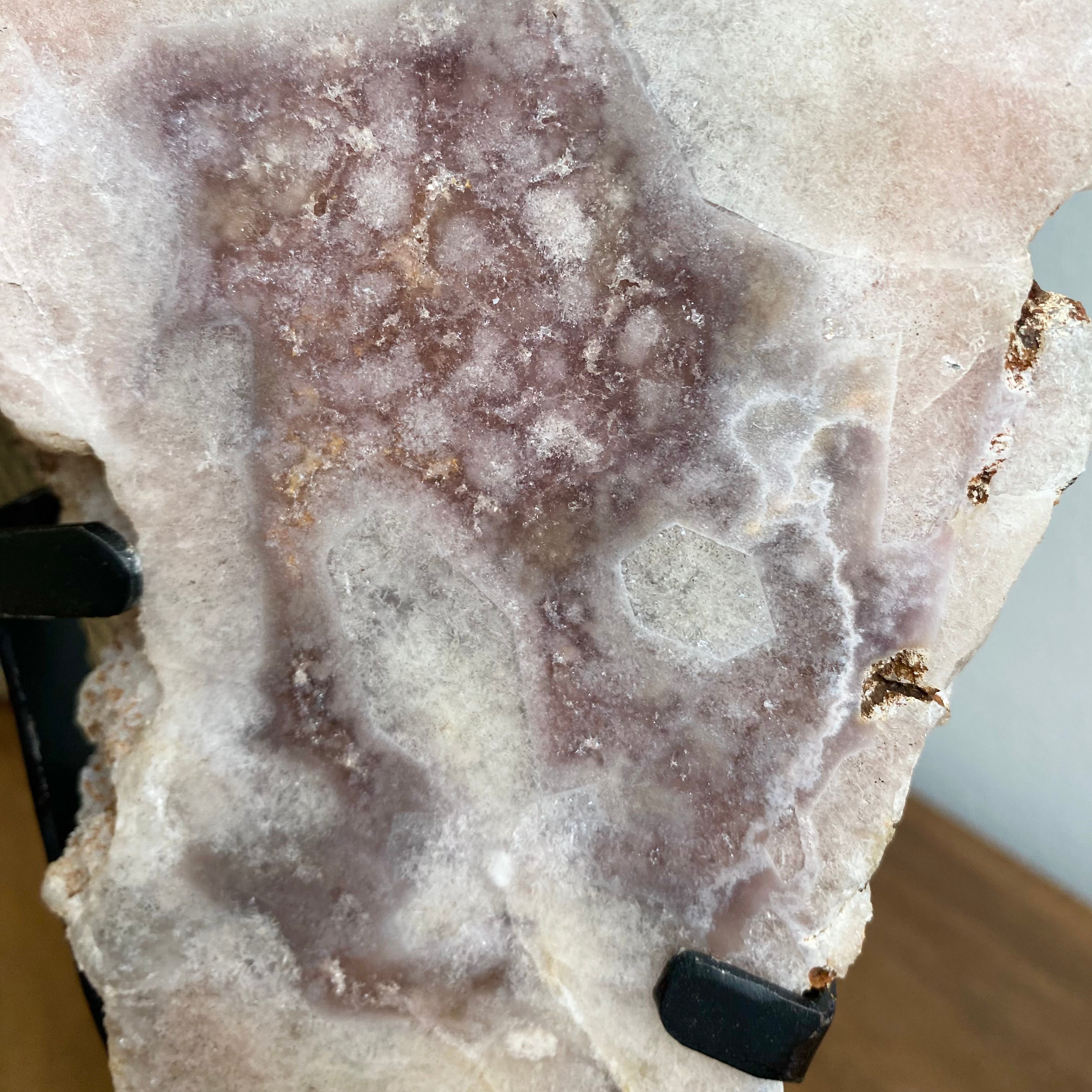 Pink Amethyst Slab auf Ständer