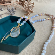 Lade das Bild in den Galerie-Viewer, FLOWER BOUQUET Mala | Blauer Chalcedon, Mondstein, Engel Aura Quarz &amp; Kunzit
