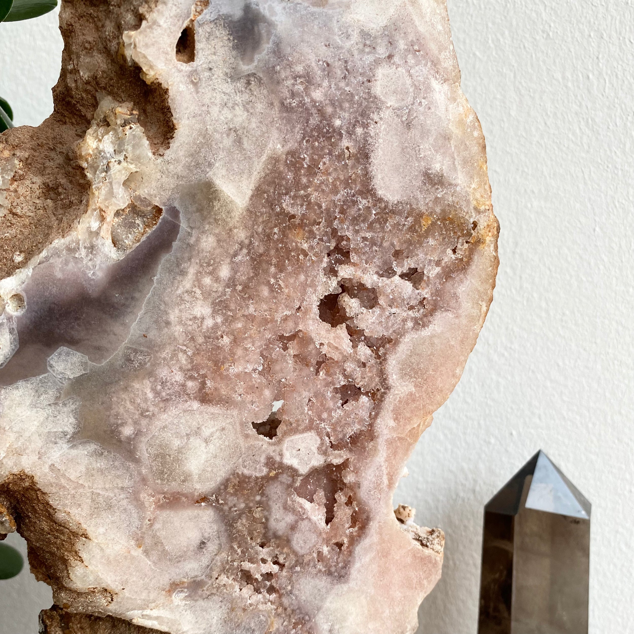 Pink Amethyst Slab auf Ständer